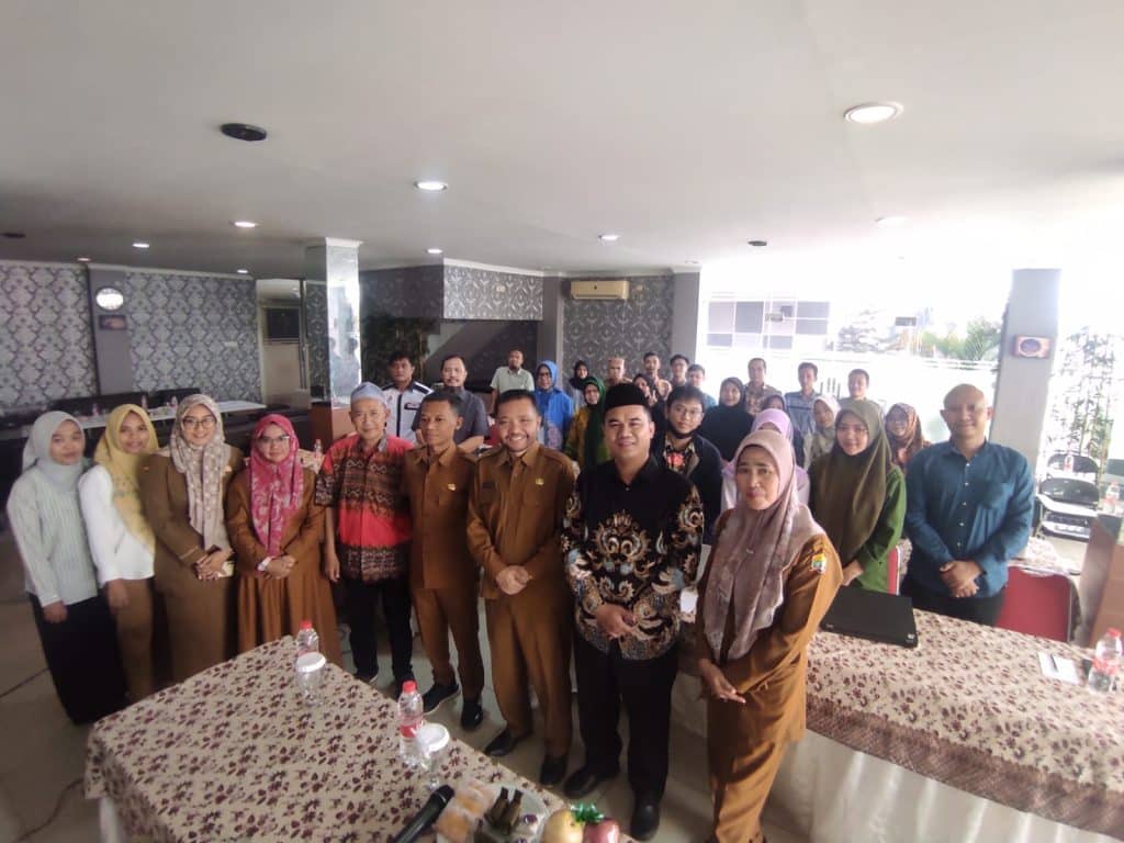 Foto bersama Kepala Disnakertrans dan Peserta Kegiatan Bimtek Akreditasi LPK Swasta