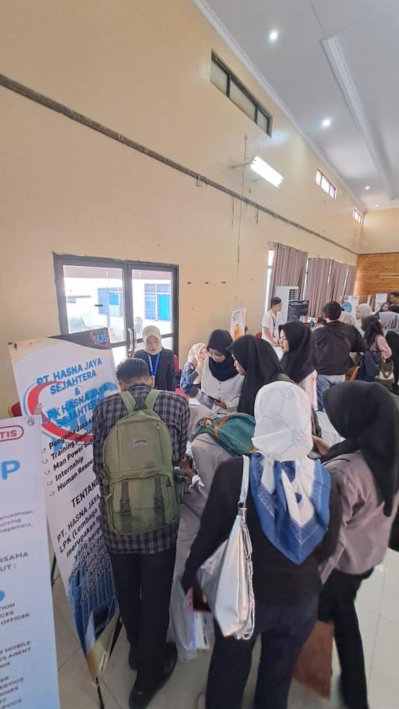 Para pencari kerja sedang berkumpul (registrasi) di stand LPK HJS pada Job Fair 2024 Kota Serang