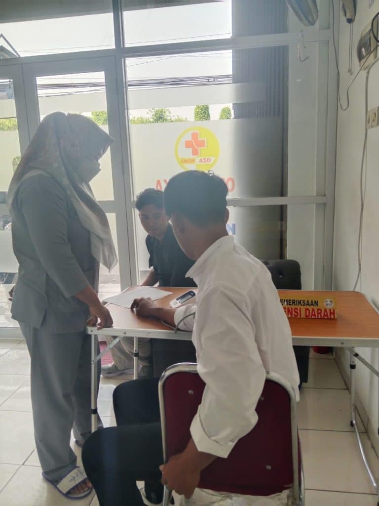 Pemeriksaan tensi darah pada calon pekerja PT. Maccaferri Indonesia