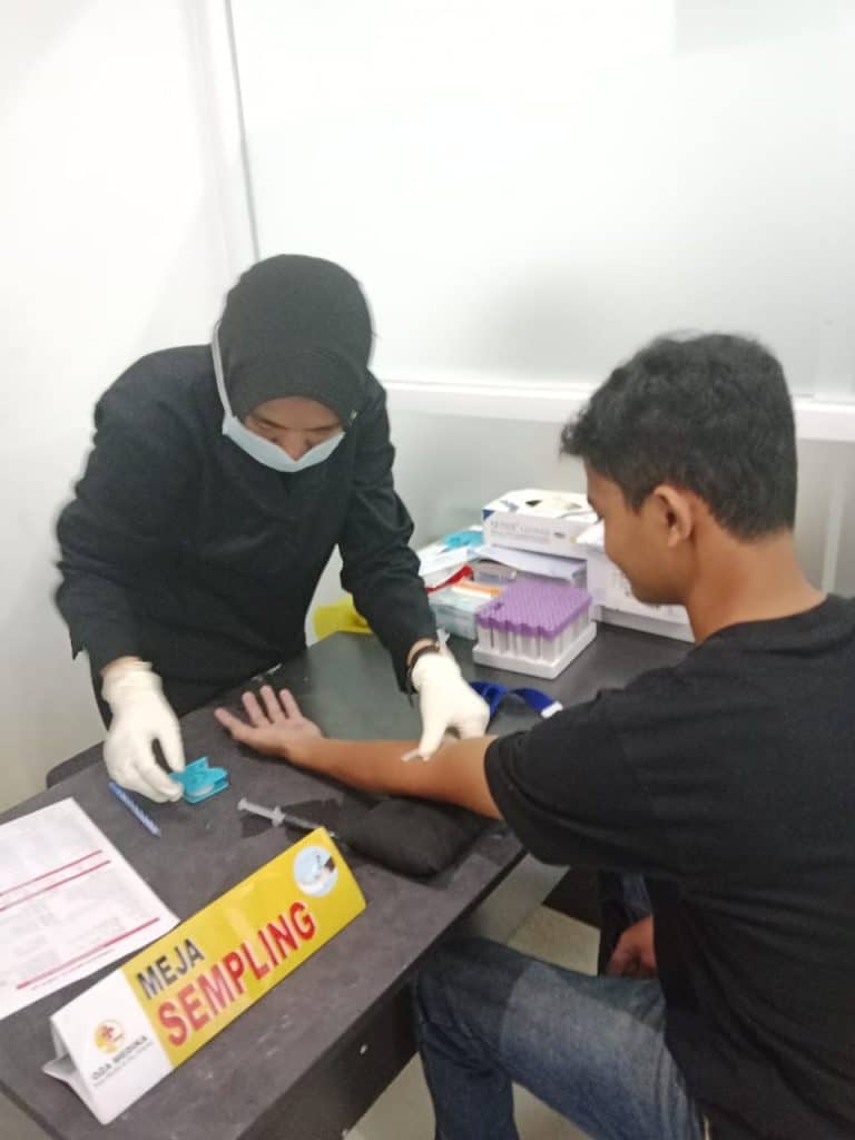 Pengambilan sampel darah pada calon pekerja PT. Maccaferri Indonesia